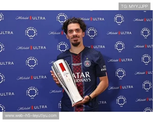 巴黎连续利用三角配合打通肋部,维蒂尼亚表现出色